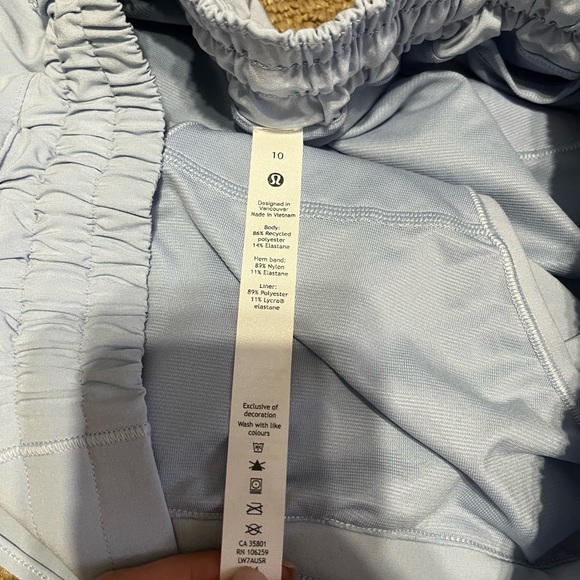 Lululemon | Hotty Hot Low-Rise Lined Short 2.5" Inseam in Powder Blue - Picture 8 of 16
